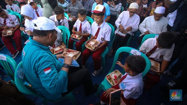 Wakil Menteri Kelautan dan Perikanan, Didit Herdiawan menyatap hidangan makan bergizi cuma-cuma (MBG) berbareng siswa SD saat aktivitas HUT ke-25 KKP di Pulau Untung Jawa, Kepulauan Seribu, Jakarta, Selasa (29/10/2024). (CNBC Indonesia/Faisal Rahman)
