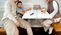 Zaskia Sungkar Ngopi Bareng Keluarga hingga Makan di Warkop