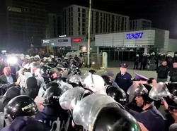 Video Momen Polisi Bentrok dengan Pengunjuk Rasa di Albania