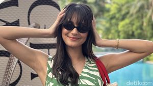 7 Gaya Andalan Amanda Rawles ke Pantai, Padu Padan Dress dan Sendal Jepit