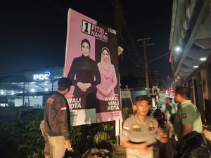 Satpol PP Palembang Tertibkan Ratusan APK Cagub-Cawakot yang Langgar Aturan Satpol PP Palembang Tertibkan Ratusan APK Cagub-Cawakot yang Langgar Aturan