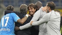Napoli juara dengan koleksi 82 poin. Ini merupakan total poin juara terendah di akhir musim yang melibatkan 20 tim, sejak kemenangan dihargai dengan tiga poin. Rekor ini dipegang bersama Inter Milan 2009/2010 dan AC Milan 2010/2011. (Foto: AP/Luca Bruno)