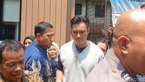 Muka Serius Baim Wong di Pengadilan Tanpa Kehadiran Paula Verhoeven