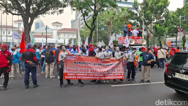 Buruh demo di Balai Kota, meminta kenaikan 8-10% upah minimum provinsi (UMP) tahun 2025. Lalu lintas di Jalan Medan Merdeka Selatan macet. (Brigitta Belia/detikcom)