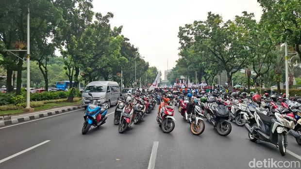 Buruh demo di Balai Kota, meminta kenaikan 8-10% upah minimum provinsi (UMP) tahun 2025. Lalu lintas di Jalan Medan Merdeka Selatan macet. (Brigitta Belia/detikcom)