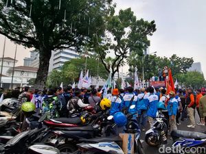 Buruh Demo Tuntut UMP Naik-Hapus Omnibus Law, Lalin Depan Balkot DKI Macet
