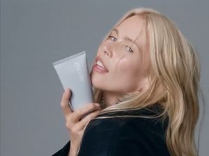 Rilis Skincare Baru, Hailey Bieber Gandeng Claudia Schiffer Jadi Model Iklan Rilis Skincare Baru, Hailey Bieber Gandeng Claudia Schiffer Jadi Model Iklan
