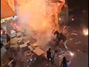Video: Festival Kembang Api di India Berujung Ledakan, 8 Orang Kritis Video: Festival Kembang Api di India Berujung Ledakan, 8 Orang Kritis