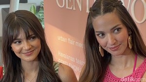 Gaya Andalan Nia Ramadhani & Amanda Rawles Padu Padan Pakai Sendal Jepit