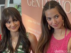 Gaya Andalan Nia Ramadhani & Amanda Rawles Padu Padan Pakai Sendal Jepit