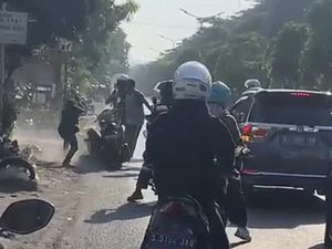 Rebutan Lahan Polisi Cepek, 2 Pria Terlibat Carok di Pinggir Jalan Gresik