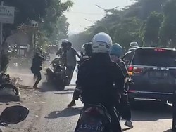 Rebutan Lahan Polisi Cepek, 2 Pria Terlibat Carok di Pinggir Jalan Gresik