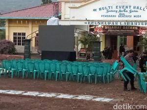 Hujan Lebat Jelang Debat Pilbup Flores Timur, Air Bawa Sampah ke Area Penonton