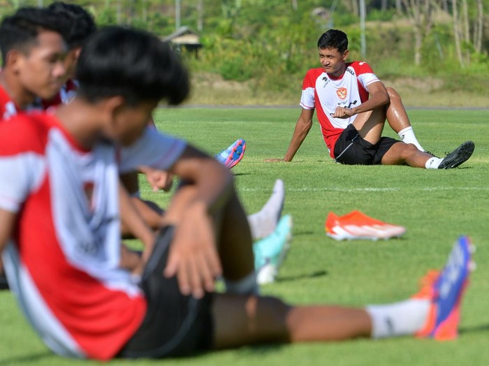 Pesepak bola Timnas Indonesia U-20 menjalani pemusatan latihan di Training Center Bali United, Pantai Purnama, Gianyar, Bali, Rabu (30/10/2024). Timnas U-20 melakukan pemusatan latihan di Bali hingga 3 November mendatang sebelum menjalani pemusatan latihan lanjutan ke Jepang sebagai persiapan mengikuti Piala Asia U-20 2025. ANTARA FOTO/Fikri Yusuf/rwa.