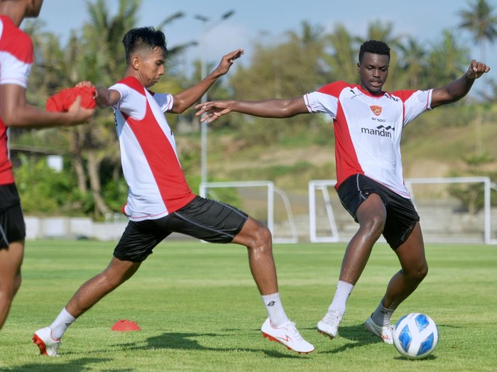 Intip Pemusatan Latihan Timnas Indonesia U-20 di Bali Pesepak bola Timnas Indonesia U-20 menjalani pemusatan latihan di Training Center Bali United, Pantai Purnama, Gianyar, Bali, Rabu (30/10/2024). Timnas U-20 melakukan pemusatan latihan di Bali hingga 3 November mendatang sebelum menjalani pemusatan latihan lanjutan ke Jepang sebagai persiapan mengikuti Piala Asia U-20 2025. ANTARA FOTO/Fikri Yusuf/rwa.