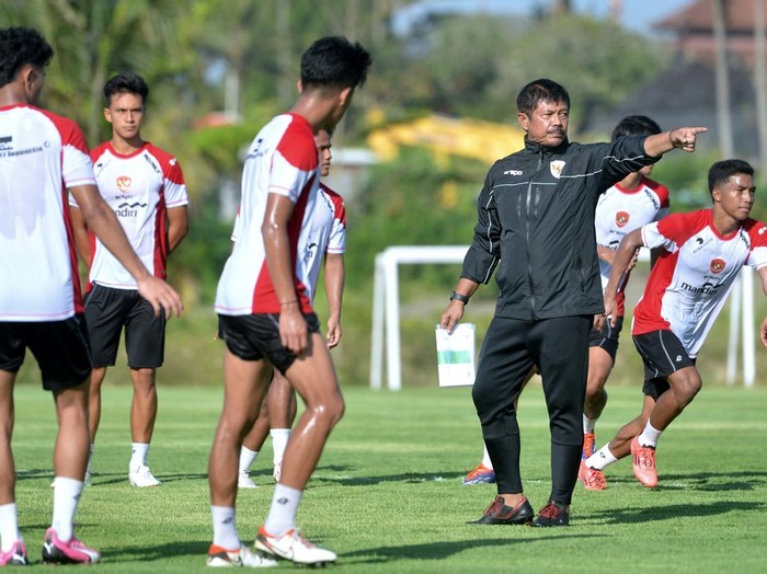 Intip Pemusatan Latihan Timnas Indonesia U-20 di Bali Pesepak bola Timnas Indonesia U-20 menjalani pemusatan latihan di Training Center Bali United, Pantai Purnama, Gianyar, Bali, Rabu (30/10/2024). Timnas U-20 melakukan pemusatan latihan di Bali hingga 3 November mendatang sebelum menjalani pemusatan latihan lanjutan ke Jepang sebagai persiapan mengikuti Piala Asia U-20 2025. ANTARA FOTO/Fikri Yusuf/rwa.