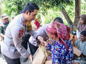 Paket Sembako Disalurkan ke Warga Situbondo Peringati HUT Humas Polri Paket Sembako Disalurkan ke Warga Situbondo Peringati HUT Humas Polri