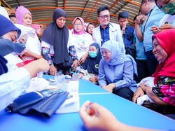 Khofifah Jemput Bola di Pasar-pasar Jatim, Gelar Cek Kesehatan Gratis