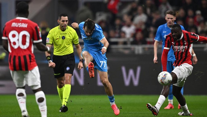 MILAN, ITALY - OCTOBER 29: Khvicha Kvaratskhelia of Napoli scores goal during the Serie A match between Milan and Napoli at Stadio Giuseppe Meazza on October 29, 2024 in Milan, Italy. (Photo by Image Photo Agency/Getty Images)