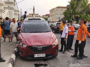 Mobil Terbalik di Overpass Manahan Solo, Lalin Sempat Macet