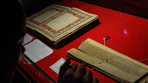 Melihat Beragam Karya Sastra Pujangga Kerajaan