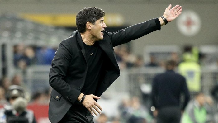 Soccer Football - Serie A - AC Milan v Napoli - San Siro, Milan, Italy - October 29, 2024 AC Milan coach Paulo Fonseca reacts REUTERS/Alessandro Garofalo