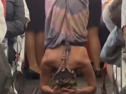 Pelancong Melakukan Aksi Konyol dengan Yoga di Pesawat
