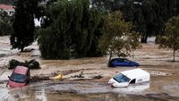 Penampakan Mobil-mobil Disapu Banjir di Spanyol