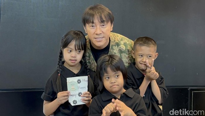 Pelatih Timnas Indoesia Shin Tae Yong berbagi kebahagiaan bersama anak-anak Down Syndrome. Ia mengajak anak-anak tersebut berbelanja di Garuda Store, GBK.