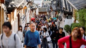 Potret Ramainya Desa Bukchon Hanok Korsel yang Bakal Terapkan Jam Malam