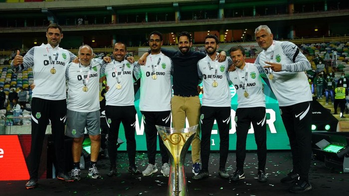 AVEIRO, PORTUGAL - JULY 31: Ruben Amorim of Sporting CP with staff celebrate winning the Portuguese SuperCup with trophy at the end of the Portuguese SuperCup match between Sporting CP and SC Braga at Estadio Municipal de Aveiro on July 31, 2021 in Aveiro, Portugal.  (Photo by Gualter Fatia/Getty Images)
