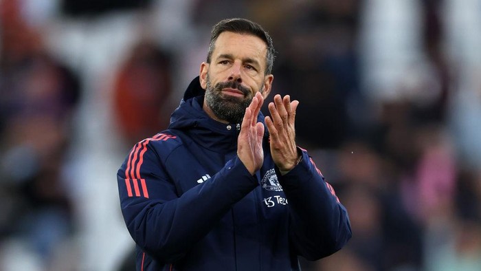 LONDON, ENGLAND - OCTOBER 27:  Ruud van Nistelrooy, assistant manager of Manchester United FC during the Premier League match between West Ham United FC and Manchester United FC at London Stadium on October 27, 2024 in London, England. (Photo by Eddie Keogh/Getty Images)