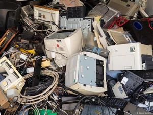 Studi: Limbah Elektronik dari Komputer AI Bisa Tak Terkendali Studi: Limbah Elektronik dari Komputer AI Bisa Tak Terkendali