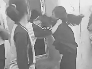 Viral Siswi SMP di Batam Adu Jotos Viral Siswi SMP di Batam Adu Jotos