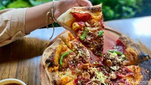 Resto Panorama Air Terjun di Depok Ini Punya Cobek Udang dan Pizza Enak