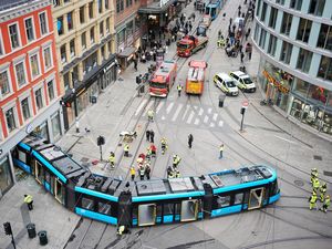 Trem di Norwegia Tergelincir Hingga Tabrak Toko Trem di Norwegia Tergelincir Hingga Tabrak Toko