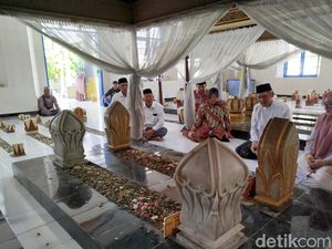 Risma Ziarah ke Makam Sultan Abdul Kadirun Bangkalan