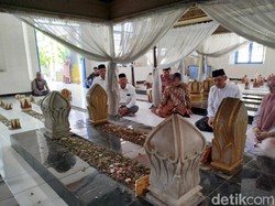 Risma Ziarah ke Makam Sultan Abdul Kadirun Bangkalan