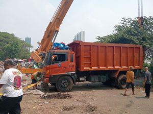 Truk Sampah Terperosok ke Kali Sunter, DLH Dalami Dugaan Kelalaian Sopir