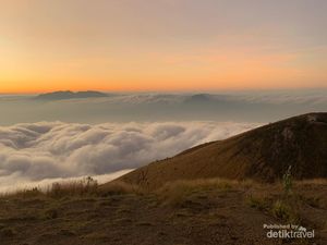 Wow! Lautan Awan di Puncak Gunung Guntur Seindah Ini