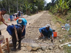 Rusak Puluhan Tahun, Warga Cimanggu Pandeglang Swadaya Perbaiki Jalan