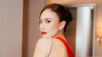 Wulan Guritno Menyala Bergaun Backless Merah