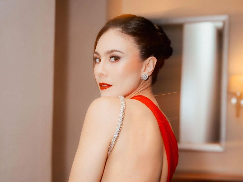 Wulan Guritno Menyala Bergaun Backless Merah Wulan Guritno Menyala Bergaun Backless Merah