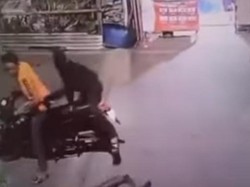 2 Remaja di Makassar Ancam Pria Tak Dikenal Pakai Pisau gegara Saling Tatap