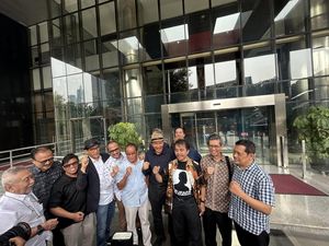 Abraham Samad dkk ke KPK, Desak Usut Dugaan Korupsi Terkait Keluarga Jokowi Abraham Samad dkk ke KPK, Desak Usut Dugaan Korupsi Terkait Keluarga Jokowi