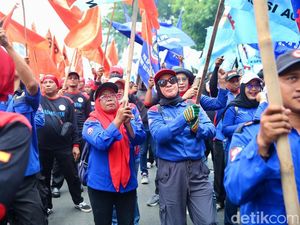 Video Aksi Kawal Putusan MK Selesai, Massa Buruh Tinggalkan Patung Kuda Video Aksi Kawal Putusan MK Selesai, Massa Buruh Tinggalkan Patung Kuda