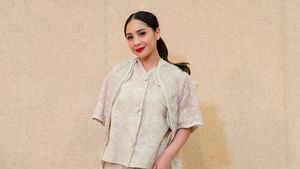 Adu Gaya Selebriti di Fashion Show Sapto Djojokartiko Spring/Summer 2025