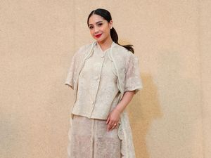 Adu Gaya Selebriti di Fashion Show Sapto Djojokartiko Spring/Summer 2025 Adu Gaya Selebriti di Fashion Show Sapto Djojokartiko Spring/Summer 2025