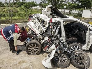 Truk Rosalia Tabrak Mobil TvOne Ternyata gegara Hindari Mobil Oleng Truk Rosalia Tabrak Mobil TvOne Ternyata gegara Hindari Mobil Oleng