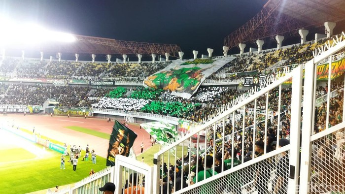 Bonek saat mendukung Persebaya Surabaya di Stadion Gelora Bung Tomo Surabaya